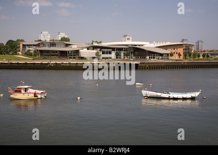 Der Fluss Wear in Sunderland. Der University of Sunderland St Peter Campus am Nordufer des Flusses zu sehen. Stockfoto