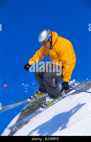 Skifahrer, die springen auf verschneiten Hügel (Blur) Stockfoto