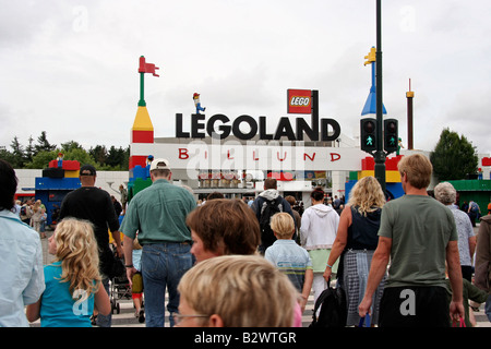 Kinder und Erwachsene auf dem Weg nach Legoland, Billund, Dänemark Stockfoto