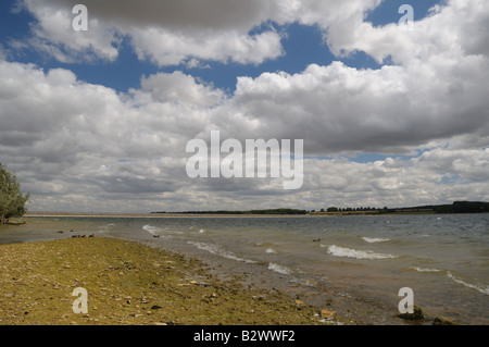 Rutland Water Damm an einem bewölkten Sommertag Stockfoto