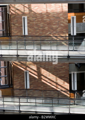 Gehweg in Glas-Atrium, Paul G. Allen Center for Computer Science & Engineering, University of Washington Stockfoto