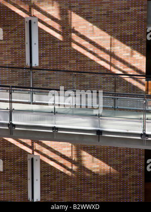 Gehweg in Glas-Atrium, Paul G. Allen Center for Computer Science & Engineering, University of Washington Stockfoto