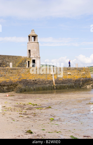 Der Stein Pier und alte Granit-Leuchtturm am Hafen Logan Hafen Port Logan Dumfries und Galloway Schottland Vereinigtes Königreich UK Stockfoto