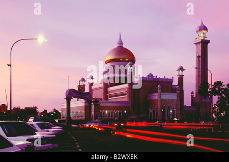 Asia Brunei Bandar Seri Begawan berühmten Omar Ali Saifuddin Mosque bei Sonnenuntergang mit Streifen von Heckleuchten im Vordergrund Stockfoto