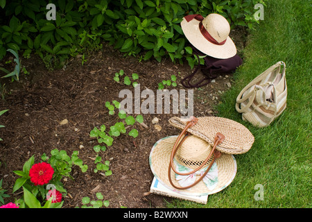 Sommerhüte Stroh und Geldbörsen sind am Rand des Rasens im Garten Club treffen in Williamstown, Massachusetts Stockfoto