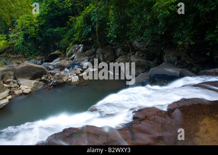 Laos Ban Na Hin Wasserfall Downstream eines Wasserfalls als es Kaskaden durch native Dschungel und bush Stockfoto