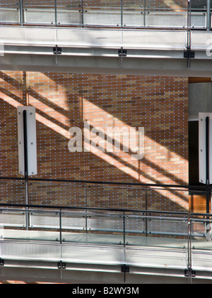 Gehweg in Glas-Atrium, Paul G. Allen Center for Computer Science & Engineering, University of Washington Stockfoto