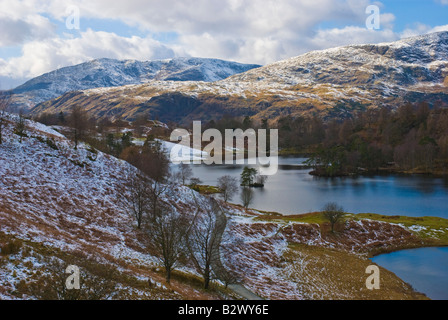 Tarn Hows mit Coniston Greis und Wetherlam im Hintergrund Stockfoto