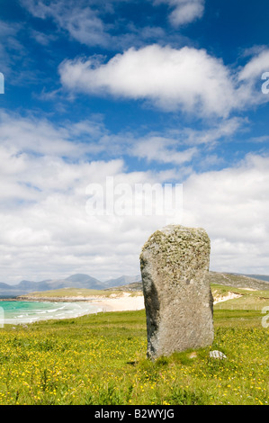 Stein steht in der Nähe von Borve Strand, Isle of Harris, Hebriden, Schottland, UK Stockfoto