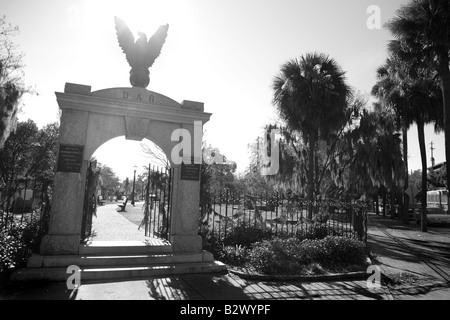 EINGANG ZUM COLONIAL PARK FRIEDHOF IN DER ALTSTADT VON SAVANNAH GEORGIA USA Stockfoto