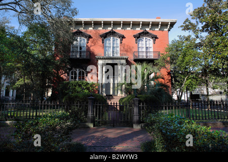 MERCER WILLIAMS HOUSE BERÜHMT GEWORDEN IN DER NEUARTIGEN MITTERNACHT IM GARTEN VON GUT UND BÖSE MONTEREY PLATZ SAVANNAH GEORGIA USA Stockfoto