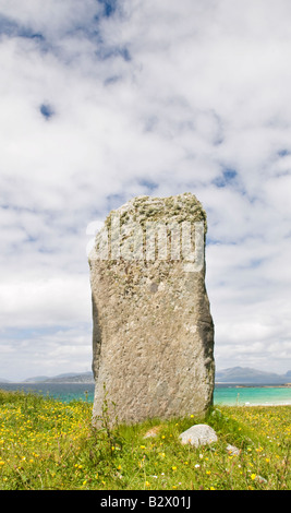 Stein steht in der Nähe von Borve Strand, Isle of Harris, Hebriden, Schottland, UK Stockfoto