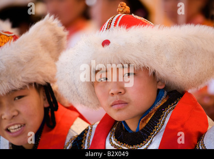 Kind-Sänger tragen mongolischen Tracht, die darauf warten, für die Öffnung der nationalen Festival durchführen Stockfoto