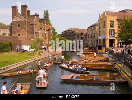 Touristen, Stechkahn fahren auf dem Fluss Cam in Cambridge, Uk
