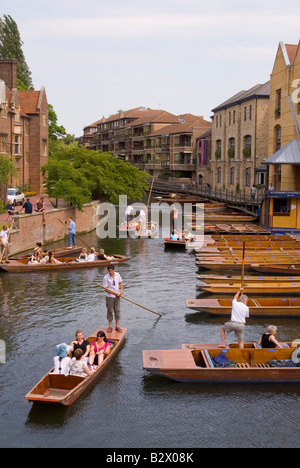 Touristen, Stechkahn fahren auf dem Fluss Cam in Cambridge, Uk Stockfoto