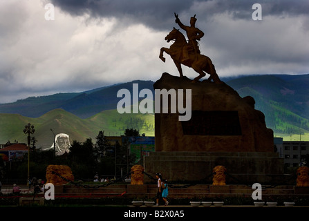 Die Statue des Helden Sukhbaatar wird durch ein riesiges Bild von Dschingis Khan in Kreide auf dem Hügel mit Blick auf die Stadt übersehen. Stockfoto