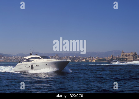 Pershing Meer zeigen Treffer Palma De Mallorca mit Luxus Pershing 64 Motoryacht. Stockfoto