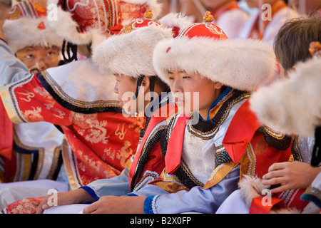 Mongolischen jungen tragen traditionelle Pelz Hut Kostüme warten im nationalen Festival durchführen Stockfoto