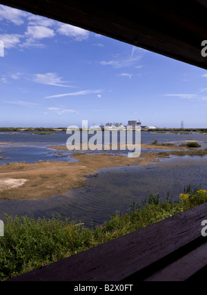 Blick von innen ein Vogel verstecken in Dungeness Nature Reserve, Dungeness Kernkraftwerk in der Ferne Stockfoto