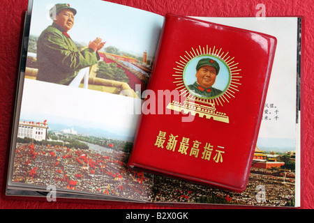 Vorsitzender Mao applaudieren mit Meeren der Rotgardisten auf Balkon des Tiananmen in Chinas Kulturrevolution und seinem berühmten roten Buch Stockfoto