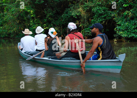 Tourist in einer Ecotour bei Tortuguero National Park Channels. Costa Rica. Zentralamerika Stockfoto