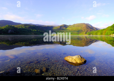 Ein wunderschön ruhiger Morgen um Llyn Dinas in Snowdonia-Nationalpark Nord-Wales Stockfoto