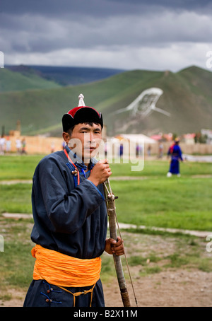 Das Naadam-Fest zum 800. Jubiläum des mongolischen Staat Bogenschießen Konkurrenten mit dem Gesicht des Dschingis-Woche Stockfoto