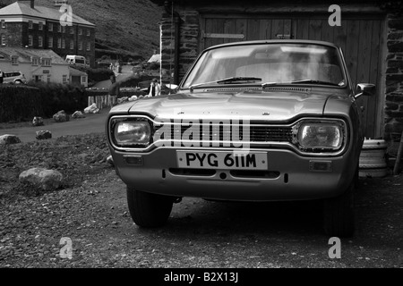 zum Teil restaurierten Ford Escort Mk1 außerhalb einer garage Stockfoto