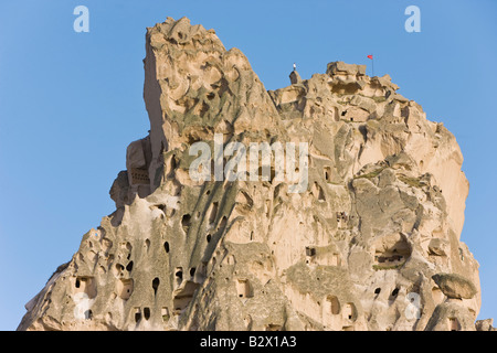 Entfernt alte Höhlenwohnungen und den Felsen Burg von Uchisar, Kappadokien, Anatolien, Türkei Stockfoto