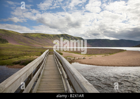 Holzbrücke auf dem Balmoral Estate, Spittal of Glen Muick, Lochnagar Moorland, Ballater, Aberdeenshire, Cairngorms National Park, Schottland, vereinigtes Königreich Stockfoto