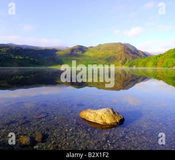 Ein wunderschön ruhiger Morgen um Llyn Dinas in Snowdonia-Nationalpark Nord-Wales Stockfoto