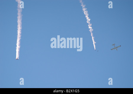 Fallschirmspringer aus dem Flugzeug springen Stockfoto