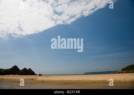 Entspannung am Strand von Threecliffs Bay Gower Stockfoto