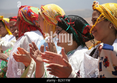 Berber Frauen in traditioneller Kleidung singen auf kik Plateau, Atlas, Marokko, Nordafrika Stockfoto