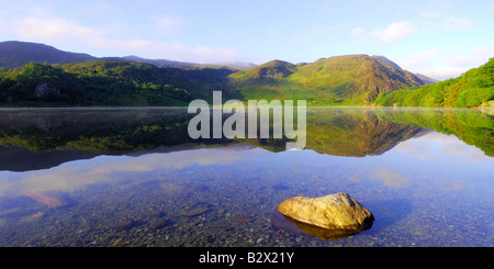 Ein wunderschön ruhiger Morgen um Llyn Dinas in Snowdonia-Nationalpark Nord-Wales Stockfoto