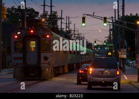 Ein Chicago South Shore und Südschlaufe Personenzug rinnt mitten auf der Straße in Michigan City, IN. Stockfoto