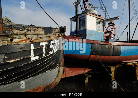 Alten Fischerboote am Ufer des Flusses Blythe, Blackshore Southwold Stockfoto
