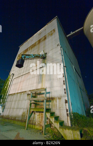 Der alte Zinn Aufzug in Hinckley, IL wartet auf einen LKW in einer dunklen Nacht in der kleinen Stadt Amerika zu laden. Stockfoto