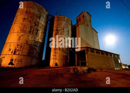 Der kleine Aufzug in Ashkum, IL steht gegen einen dunklen Nachthimmel. Stockfoto