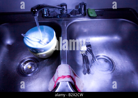 Schmutziges Geschirr in der Spüle. Stockfoto