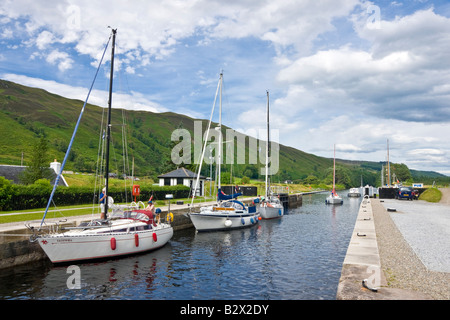 Segel- und Motorboote in den Prozess der Eintritt in das Loch Lochy Laggan Locks auf dem Caledonian Canal in den schottischen Highlands Stockfoto