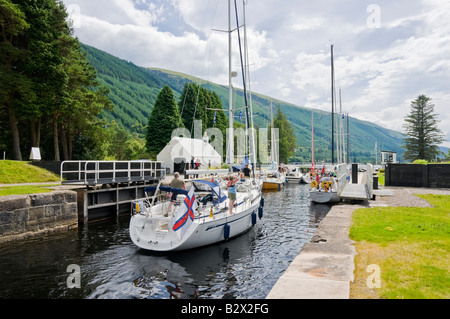 Segel- und Motorboote in den Prozess der Liegeplatz in Loch Lochy Laggan Locks auf dem kaledonischen Kanal in Schottland Stockfoto