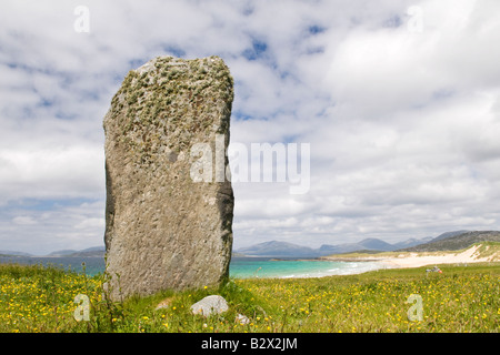 Stein steht in der Nähe von Borve Strand, Isle of Harris, Hebriden, Schottland, UK Stockfoto