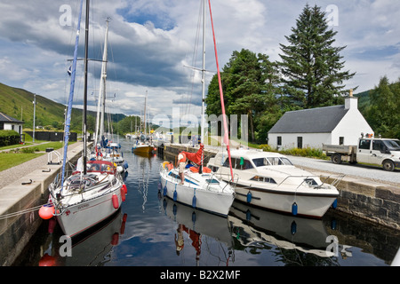 Segel- und Motorboote in den Prozess der Liegeplatz in Loch Lochy Laggan Locks auf dem kaledonischen Kanal in Schottland Stockfoto