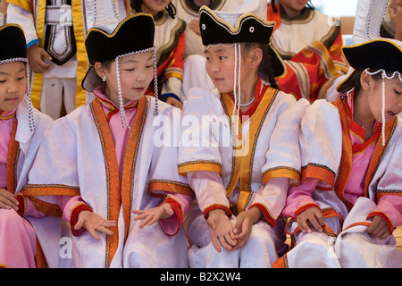 Kind-Sänger tragen mongolischen Tracht, die darauf warten, für die Öffnung der nationalen Festival durchführen Stockfoto