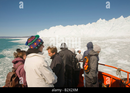 Ein Touristenboot auf die Schnauze des Eqip Sermia Gletschers im Camp Victor nördlich von Ilulissat auf Grünlandflächen Westküste Stockfoto