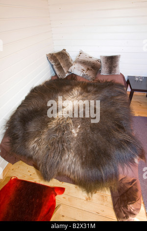 Moschusochsen Vlies auf einem Bett im Camp Victor bei Eqip Sermia auf der West-Grönland Stockfoto