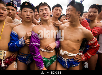 Start des Naadam-Fest zum 800. Jubiläum des mongolischen Staates in die nationalen Stadion junge Ringer Stockfoto