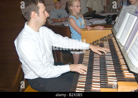 Ein Mann spielt eine Pfeifenorgel, All Souls Unitarian Church Washington D.C. Stockfoto