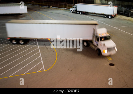 LKW Geschwindigkeit über auf dem Parkplatz eines Distributionszentrums. Stockfoto